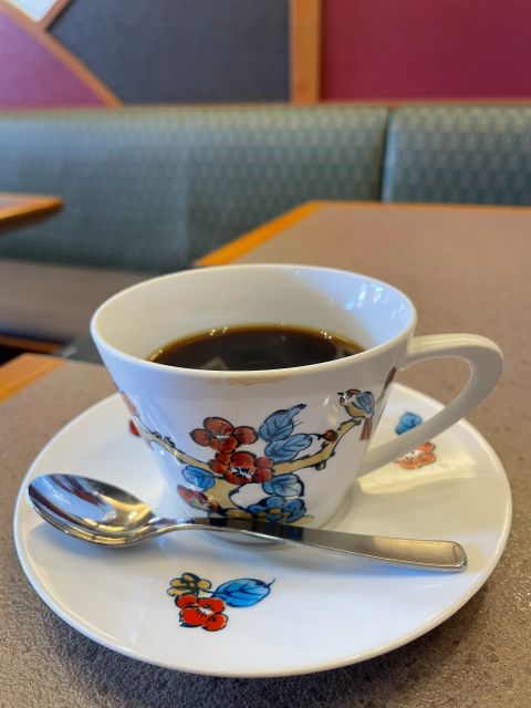 レストランのテーブルの上のコーヒーの画像